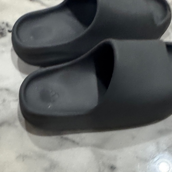 Yeezy Kids Black Slide Sandals - Picture 2 of 7